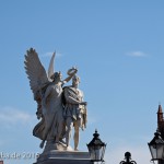 Die Skulpturengruppe "Nike bekränzt den Sieger" aus Carrara-Marmor auf der Schlossbrücke in Berlin-Mitte stammt von Johann Friedrich Drake aus dem Jahr 1853