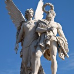 Die Skulpturengruppe "Nike bekränzt den Sieger" aus Carrara-Marmor auf der Schlossbrücke in Berlin-Mitte stammt von Johann Friedrich Drake aus dem Jahr 1853