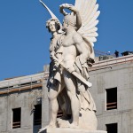 Die Skulpturengruppe "Nike bekränzt den Sieger" aus Carrara-Marmor auf der Schlossbrücke in Berlin-Mitte stammt von Johann Friedrich Drake aus dem Jahr 1853