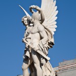 Die Skulpturengruppe "Nike bekränzt den Sieger" aus Carrara-Marmor auf der Schlossbrücke in Berlin-Mitte stammt von Johann Friedrich Drake aus dem Jahr 1853