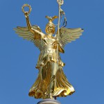 Die Skulptur Viktoria auf der Siegessäule ist ein Werk von Johann Friedrich Drake, das 1873 eingeweiht wurde. Die Skulptur ist in Bronze gegossen und mit Blattgold überzogen.