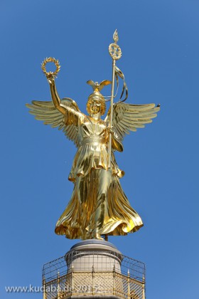 Die Skulptur Viktoria auf der Siegessäule ist ein Werk von Johann Friedrich Drake, das 1873 eingeweiht wurde. Die Skulptur ist in Bronze gegossen und mit Blattgold überzogen.