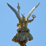 Die Skulptur Viktoria auf der Siegessäule ist ein Werk von Johann Friedrich Drake, das 1873 eingeweiht wurde. Die Skulptur ist in Bronze gegossen und mit Blattgold überzogen.