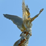 Die Skulptur Viktoria auf der Siegessäule ist ein Werk von Johann Friedrich Drake, das 1873 eingeweiht wurde. Die Skulptur ist in Bronze gegossen und mit Blattgold überzogen.