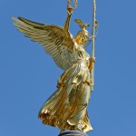 Die Skulptur Viktoria auf der Siegessäule ist ein Werk von Johann Friedrich Drake, das 1873 eingeweiht wurde. Die Skulptur ist in Bronze gegossen und mit Blattgold überzogen.