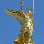 Die Skulptur Viktoria auf der Siegessäule ist ein Werk von Johann Friedrich Drake, das 1873 eingeweiht wurde. Die Skulptur ist in Bronze gegossen und mit Blattgold überzogen.