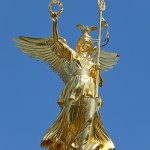 Die Skulptur Viktoria auf der Siegessäule ist ein Werk von Johann Friedrich Drake, das 1873 eingeweiht wurde. Die Skulptur ist in Bronze gegossen und mit Blattgold überzogen.