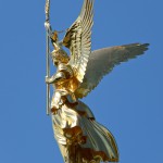 Die Skulptur Viktoria auf der Siegessäule ist ein Werk von Johann Friedrich Drake, das 1873 eingeweiht wurde. Die Skulptur ist in Bronze gegossen und mit Blattgold überzogen.