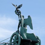 Die Quadriga auf dem Brandenburger Tor in Berlin-Mitte aus getriebenem und gegossenem Kupfer stammt von Johann Gottfried Schadow aus den Jahren 1790 - 1795 (1793)