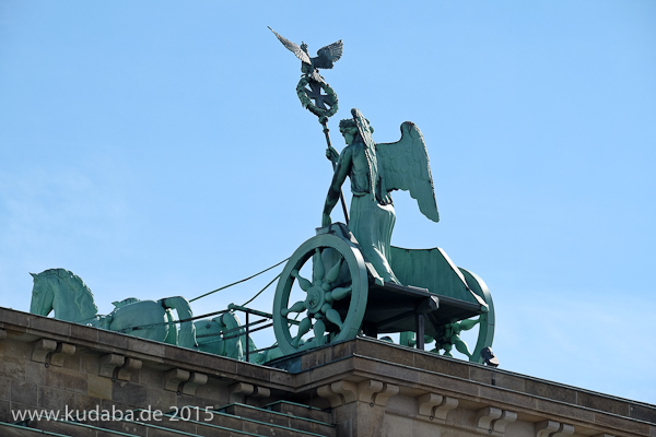 Die Quadriga auf dem Brandenburger Tor in Berlin-Mitte aus getriebenem und gegossenem Kupfer stammt von Johann Gottfried Schadow aus den Jahren 1790 - 1795 (1793)