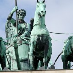 Die Quadriga auf dem Brandenburger Tor in Berlin-Mitte aus getriebenem und gegossenem Kupfer stammt von Johann Gottfried Schadow aus den Jahren 1790 - 1795 (1793)