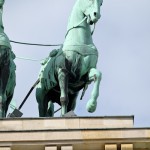 Die Quadriga auf dem Brandenburger Tor in Berlin-Mitte aus getriebenem und gegossenem Kupfer stammt von Johann Gottfried Schadow aus den Jahren 1790 - 1795 (1793)