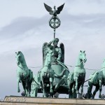 Die Quadriga auf dem Brandenburger Tor in Berlin-Mitte aus getriebenem und gegossenem Kupfer stammt von Johann Gottfried Schadow aus den Jahren 1790 - 1795 (1793)