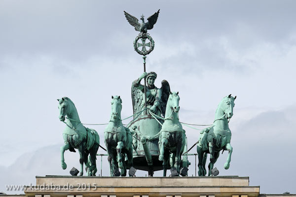 Die Quadriga auf dem Brandenburger Tor in Berlin-Mitte aus getriebenem und gegossenem Kupfer stammt von Johann Gottfried Schadow aus den Jahren 1790 - 1795 (1793)