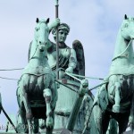 Die Quadriga auf dem Brandenburger Tor in Berlin-Mitte aus getriebenem und gegossenem Kupfer stammt von Johann Gottfried Schadow aus den Jahren 1790 - 1795 (1793)