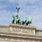 Die Quadriga auf dem Brandenburger Tor in Berlin-Mitte aus getriebenem und gegossenem Kupfer stammt von Johann Gottfried Schadow aus den Jahren 1790 - 1795 (1793)