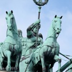 Die Quadriga auf dem Brandenburger Tor in Berlin-Mitte aus getriebenem und gegossenem Kupfer stammt von Johann Gottfried Schadow aus den Jahren 1790 - 1795 (1793)