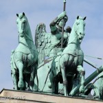 Die Quadriga auf dem Brandenburger Tor in Berlin-Mitte aus getriebenem und gegossenem Kupfer stammt von Johann Gottfried Schadow aus den Jahren 1790 - 1795 (1793)