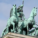 Die Quadriga auf dem Brandenburger Tor in Berlin-Mitte aus getriebenem und gegossenem Kupfer stammt von Johann Gottfried Schadow aus den Jahren 1790 - 1795 (1793)