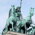 Die Quadriga auf dem Brandenburger Tor in Berlin-Mitte aus getriebenem und gegossenem Kupfer stammt von Johann Gottfried Schadow aus den Jahren 1790 - 1795 (1793)