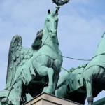 Die Quadriga auf dem Brandenburger Tor in Berlin-Mitte aus getriebenem und gegossenem Kupfer stammt von Johann Gottfried Schadow aus den Jahren 1790 - 1795 (1793)