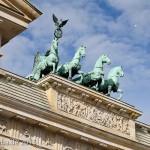 Die Quadriga auf dem Brandenburger Tor in Berlin-Mitte aus getriebenem und gegossenem Kupfer stammt von Johann Gottfried Schadow aus den Jahren 1790 - 1795 (1793)