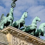 Die Quadriga auf dem Brandenburger Tor in Berlin-Mitte aus getriebenem und gegossenem Kupfer stammt von Johann Gottfried Schadow aus den Jahren 1790 - 1795 (1793)