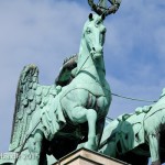 Die Quadriga auf dem Brandenburger Tor in Berlin-Mitte aus getriebenem und gegossenem Kupfer stammt von Johann Gottfried Schadow aus den Jahren 1790 - 1795 (1793)