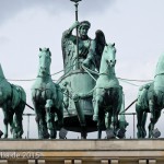 Die Quadriga auf dem Brandenburger Tor in Berlin-Mitte aus getriebenem und gegossenem Kupfer stammt von Johann Gottfried Schadow aus den Jahren 1790 - 1795 (1793)