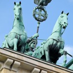 Die Quadriga auf dem Brandenburger Tor in Berlin-Mitte aus getriebenem und gegossenem Kupfer stammt von Johann Gottfried Schadow aus den Jahren 1790 - 1795 (1793)