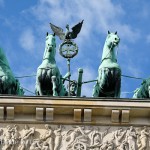 Die Quadriga auf dem Brandenburger Tor in Berlin-Mitte aus getriebenem und gegossenem Kupfer stammt von Johann Gottfried Schadow aus den Jahren 1790 - 1795 (1793)