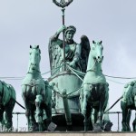 Die Quadriga auf dem Brandenburger Tor in Berlin-Mitte aus getriebenem und gegossenem Kupfer stammt von Johann Gottfried Schadow aus den Jahren 1790 - 1795 (1793)