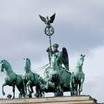 Die Quadriga auf dem Brandenburger Tor in Berlin-Mitte aus getriebenem und gegossenem Kupfer stammt von Johann Gottfried Schadow aus den Jahren 1790 - 1795 (1793)