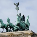 Die Quadriga auf dem Brandenburger Tor in Berlin-Mitte aus getriebenem und gegossenem Kupfer stammt von Johann Gottfried Schadow aus den Jahren 1790 - 1795 (1793)