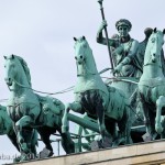 Die Quadriga auf dem Brandenburger Tor in Berlin-Mitte aus getriebenem und gegossenem Kupfer stammt von Johann Gottfried Schadow aus den Jahren 1790 - 1795 (1793)