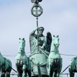 Die Quadriga auf dem Brandenburger Tor in Berlin-Mitte aus getriebenem und gegossenem Kupfer stammt von Johann Gottfried Schadow aus den Jahren 1790 - 1795 (1793)