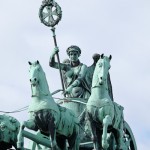 Die Quadriga auf dem Brandenburger Tor in Berlin-Mitte aus getriebenem und gegossenem Kupfer stammt von Johann Gottfried Schadow aus den Jahren 1790 - 1795 (1793)