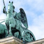 Die Quadriga auf dem Brandenburger Tor in Berlin-Mitte aus getriebenem und gegossenem Kupfer stammt von Johann Gottfried Schadow aus den Jahren 1790 - 1795 (1793)