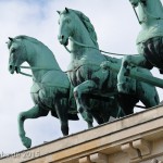 Die Quadriga auf dem Brandenburger Tor in Berlin-Mitte aus getriebenem und gegossenem Kupfer stammt von Johann Gottfried Schadow aus den Jahren 1790 - 1795 (1793)