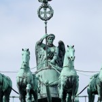 Die Quadriga auf dem Brandenburger Tor in Berlin-Mitte aus getriebenem und gegossenem Kupfer stammt von Johann Gottfried Schadow aus den Jahren 1790 - 1795 (1793)