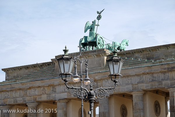 Die Quadriga auf dem Brandenburger Tor in Berlin-Mitte aus getriebenem und gegossenem Kupfer stammt von Johann Gottfried Schadow aus den Jahren 1790 - 1795 (1793)