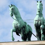 Die Quadriga auf dem Brandenburger Tor in Berlin-Mitte aus getriebenem und gegossenem Kupfer stammt von Johann Gottfried Schadow aus den Jahren 1790 - 1795 (1793)