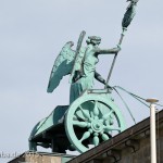 Die Quadriga auf dem Brandenburger Tor in Berlin-Mitte aus getriebenem und gegossenem Kupfer stammt von Johann Gottfried Schadow aus den Jahren 1790 - 1795 (1793)