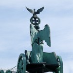 Die Quadriga auf dem Brandenburger Tor in Berlin-Mitte aus getriebenem und gegossenem Kupfer stammt von Johann Gottfried Schadow aus den Jahren 1790 - 1795 (1793)