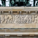 Das Attikarelief am Brandenburger Tor in Berlin-Mitte - fertiggestellt im Jahr 1791 - entstand aus einer Vorlage von Christian Bernhard Rode und der anschließenden Überarbeitung und Umsetzungs-Beaufsichtigung durch Johann Gottfried Schadow