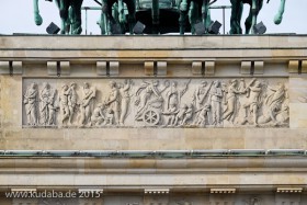 Das Attikarelief am Brandenburger Tor in Berlin-Mitte - fertiggestellt im Jahr 1791 - entstand aus einer Vorlage von Christian Bernhard Rode und der anschließenden Überarbeitung und Umsetzungs-Beaufsichtigung durch Johann Gottfried Schadow