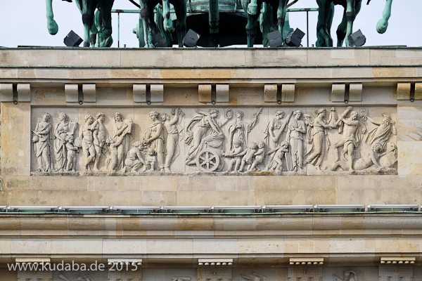 Das Attikarelief am Brandenburger Tor in Berlin-Mitte - fertiggestellt im Jahr 1791 - entstand aus einer Vorlage von Christian Bernhard Rode und der anschließenden Überarbeitung und Umsetzungs-Beaufsichtigung durch Johann Gottfried Schadow