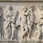 Das Attikarelief am Brandenburger Tor in Berlin-Mitte - fertiggestellt im Jahr 1791 - entstand aus einer Vorlage von Christian Bernhard Rode und der anschließenden Überarbeitung und Umsetzungs-Beaufsichtigung durch Johann Gottfried Schadow