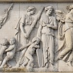 Das Attikarelief am Brandenburger Tor in Berlin-Mitte - fertiggestellt im Jahr 1791 - entstand aus einer Vorlage von Christian Bernhard Rode und der anschließenden Überarbeitung und Umsetzungs-Beaufsichtigung durch Johann Gottfried Schadow