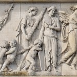 Das Attikarelief am Brandenburger Tor in Berlin-Mitte - fertiggestellt im Jahr 1791 - entstand aus einer Vorlage von Christian Bernhard Rode und der anschließenden Überarbeitung und Umsetzungs-Beaufsichtigung durch Johann Gottfried Schadow